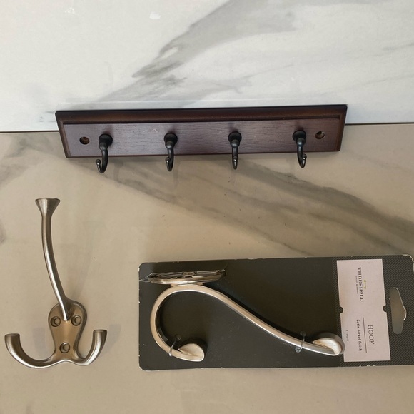 Lot Of 3 Satin Nickel Finish Hooks -2 & 1 Wooden Key Holder - Picture 1 of 9